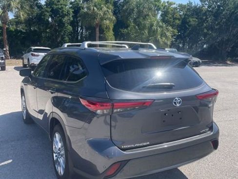 Used 2023 Toyota Highlander Limited AWD/4WD image 2