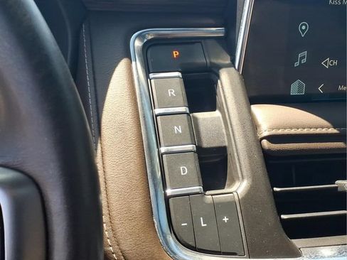 Used 2023 Chevrolet Tahoe Z71 w/ Luxury Package AWD/4WD image 11