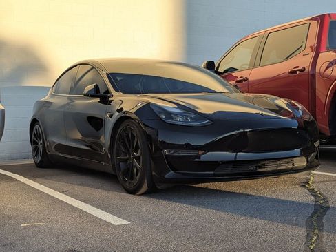 Used 2022 Tesla Model 3 Standard Range image 3