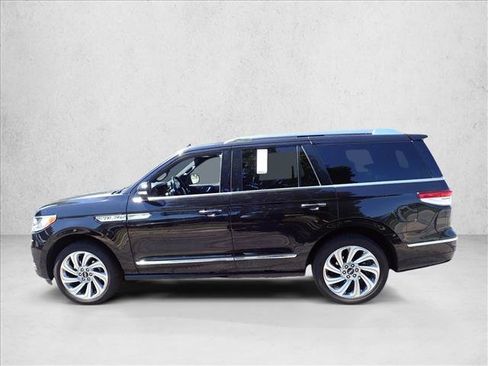 Used 2024 Lincoln Navigator Reserve AWD/4WD image 2