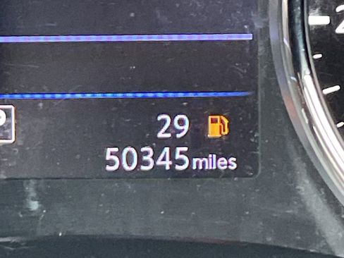 Used 2020 Nissan Rogue SV image 2