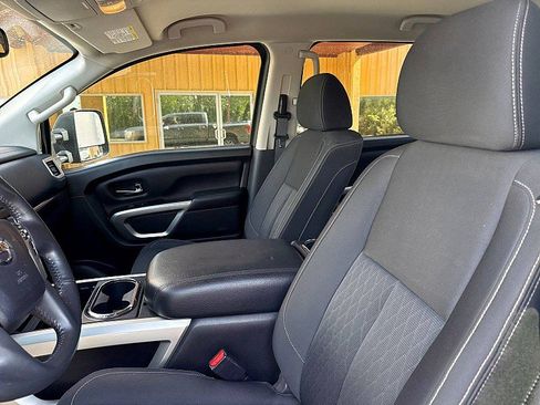 Used 2018 Nissan Titan SV w/ SV Convenience Package AWD/4WD image 9