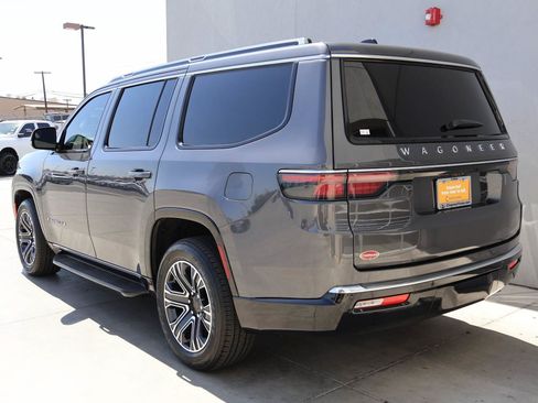 Used 2024 Jeep Wagoneer 4WD w/ Premium Group I image 3