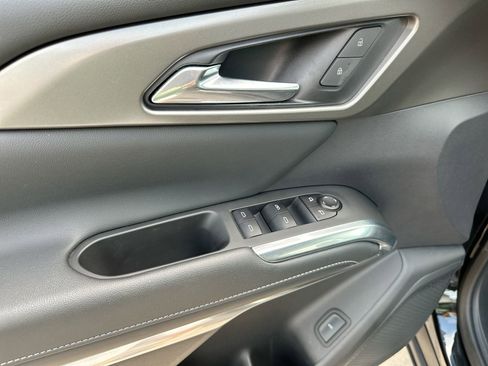 Used 2025 Chevrolet Traverse LT image 13