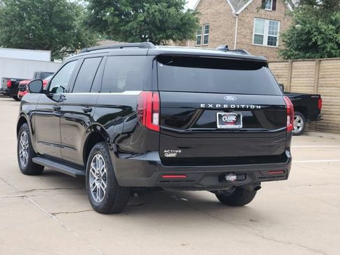 Used 2025 Ford Expedition Active AWD/4WD image 3
