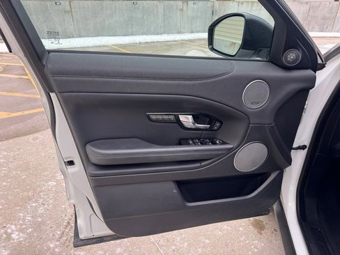 Used 2018 Land Rover Range Rover Evoque SE Premium image 9