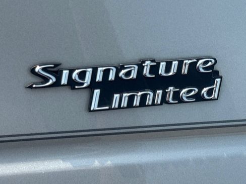 Used 2008 Lincoln Town Car Signature Limited RWD image 20