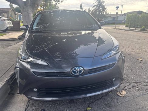 Used 2022 Toyota Prius XLE image 2
