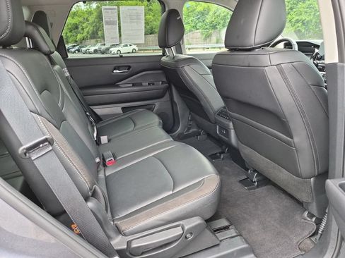 Used 2025 Nissan Pathfinder SL AWD/4WD image 30