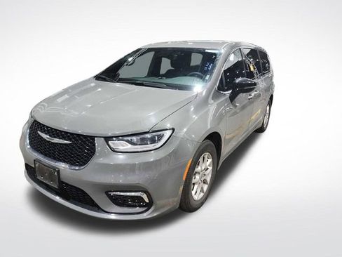 Used 2025 Chrysler Pacifica Select image 4