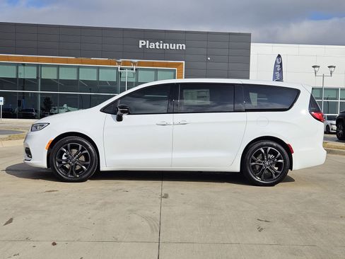 New 2026 Chrysler Pacifica Select image 7