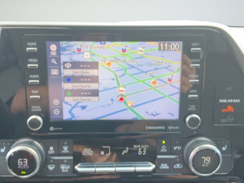 Used 2021 Toyota Highlander XLE AWD/4WD image 32