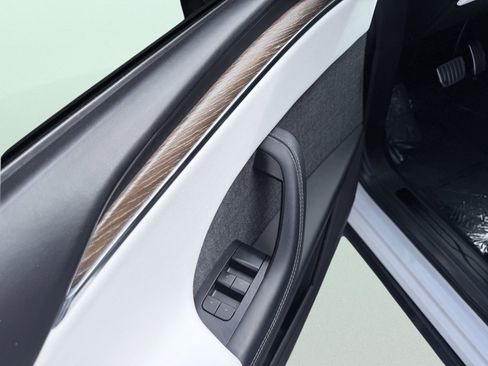 Used 2023 Tesla Model X image 31