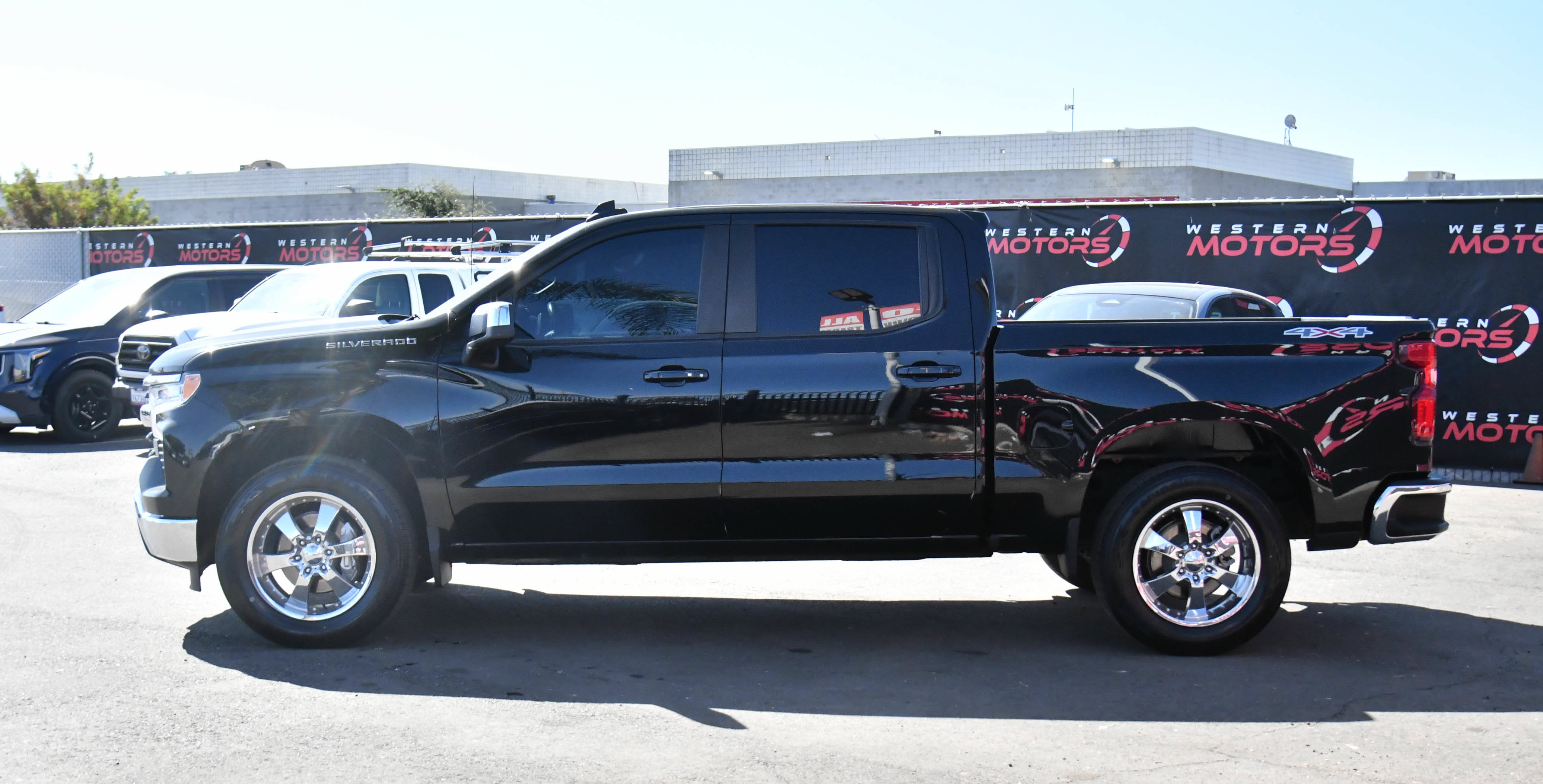Used 2022 Chevrolet Silverado 1500 LT AWD/4WD image 4