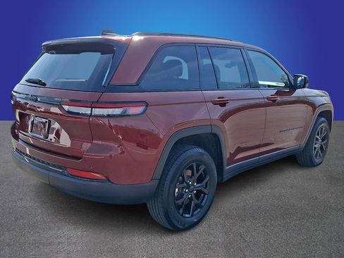 Used 2025 Jeep Grand Cherokee Altitude image 4
