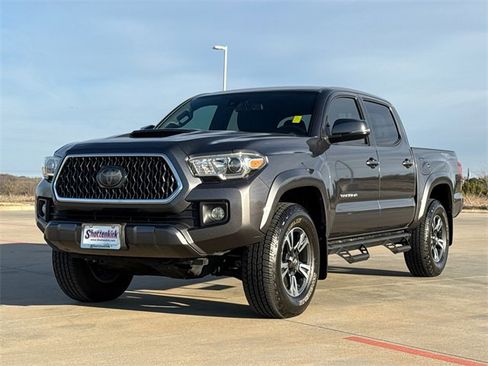 Used 2018 Toyota Tacoma TRD Sport w/ Technology Package image 3