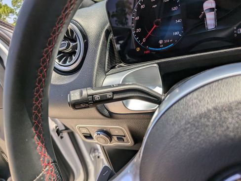 Used 2023 Mercedes-Benz GLB 250 image 32