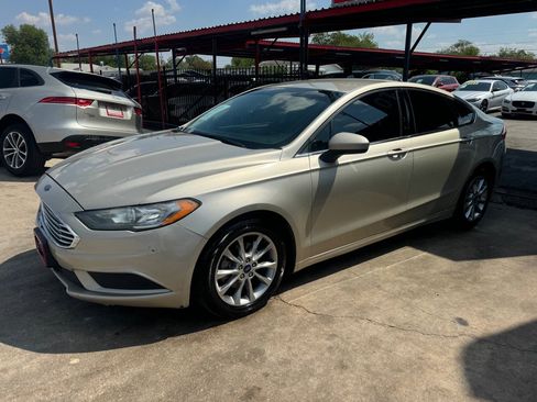 Used 2017 Ford Fusion SE w/ Fusion SE Technology Package image 2