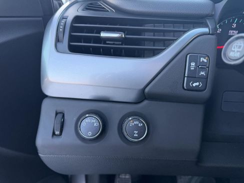 Used 2018 Chevrolet Suburban LT image 6