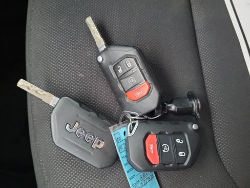 Used 2023 Jeep Gladiator Sport AWD/4WD image 33