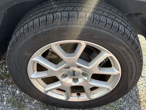 Used 2023 Jeep Renegade Latitude AWD/4WD image 6