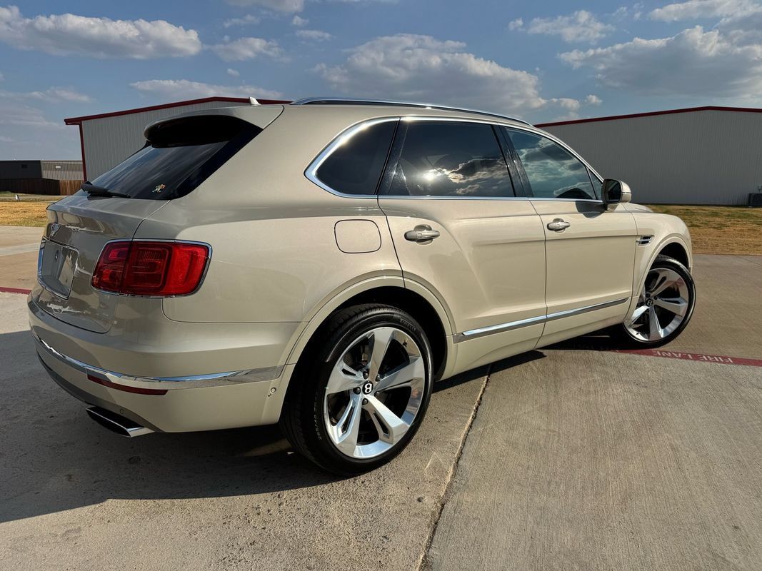 Used 2018 Bentley Bentayga AWD/4WD image 23