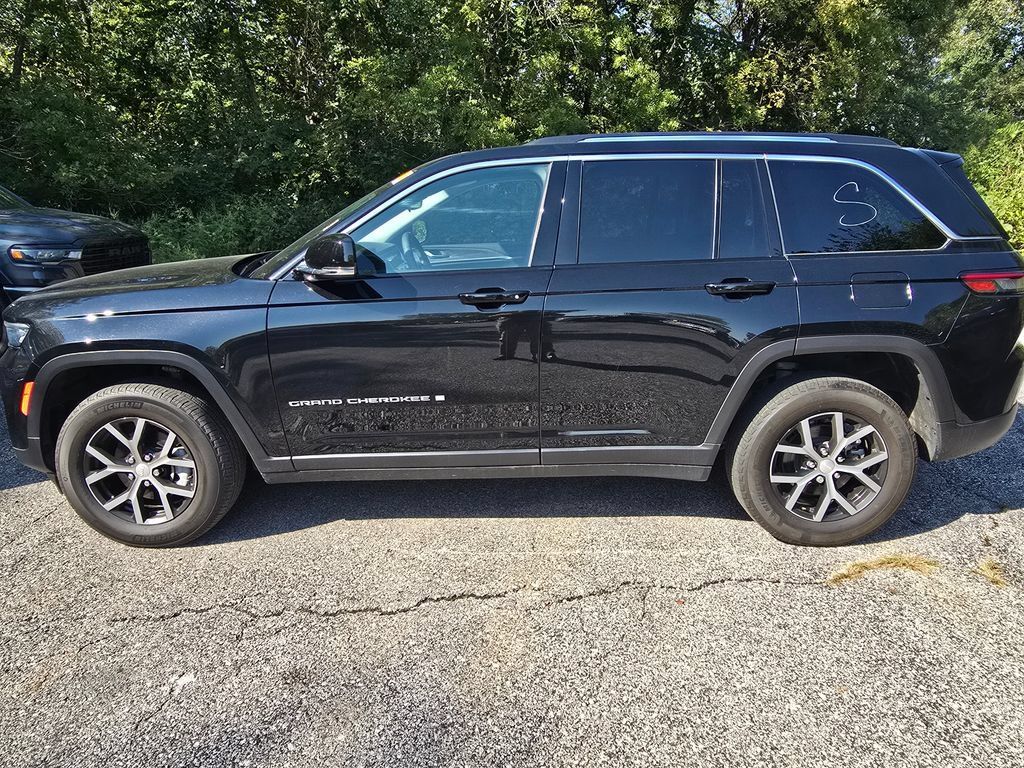 Used 2023 Jeep Grand Cherokee Limited w/ Trailer Tow Prep Group (B) AWD/4WD image 3