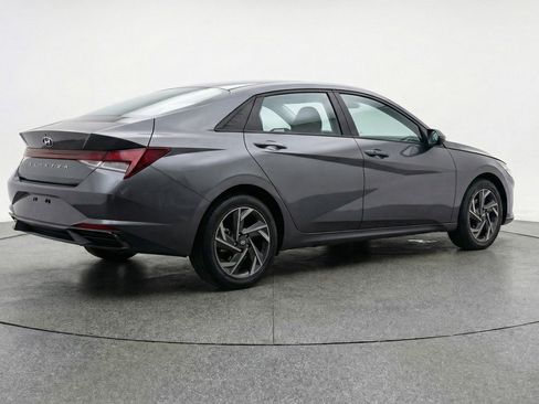 Used 2025 Hyundai Elantra SEL image 9