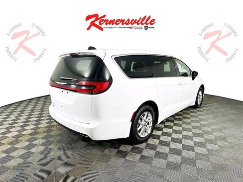 Used 2024 Chrysler Pacifica Touring-L image 7