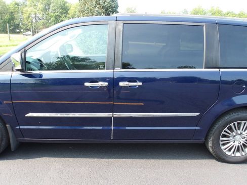 Used 2014 Chrysler Town & Country Touring-L w/ Driver Convenience Group FWD image 35