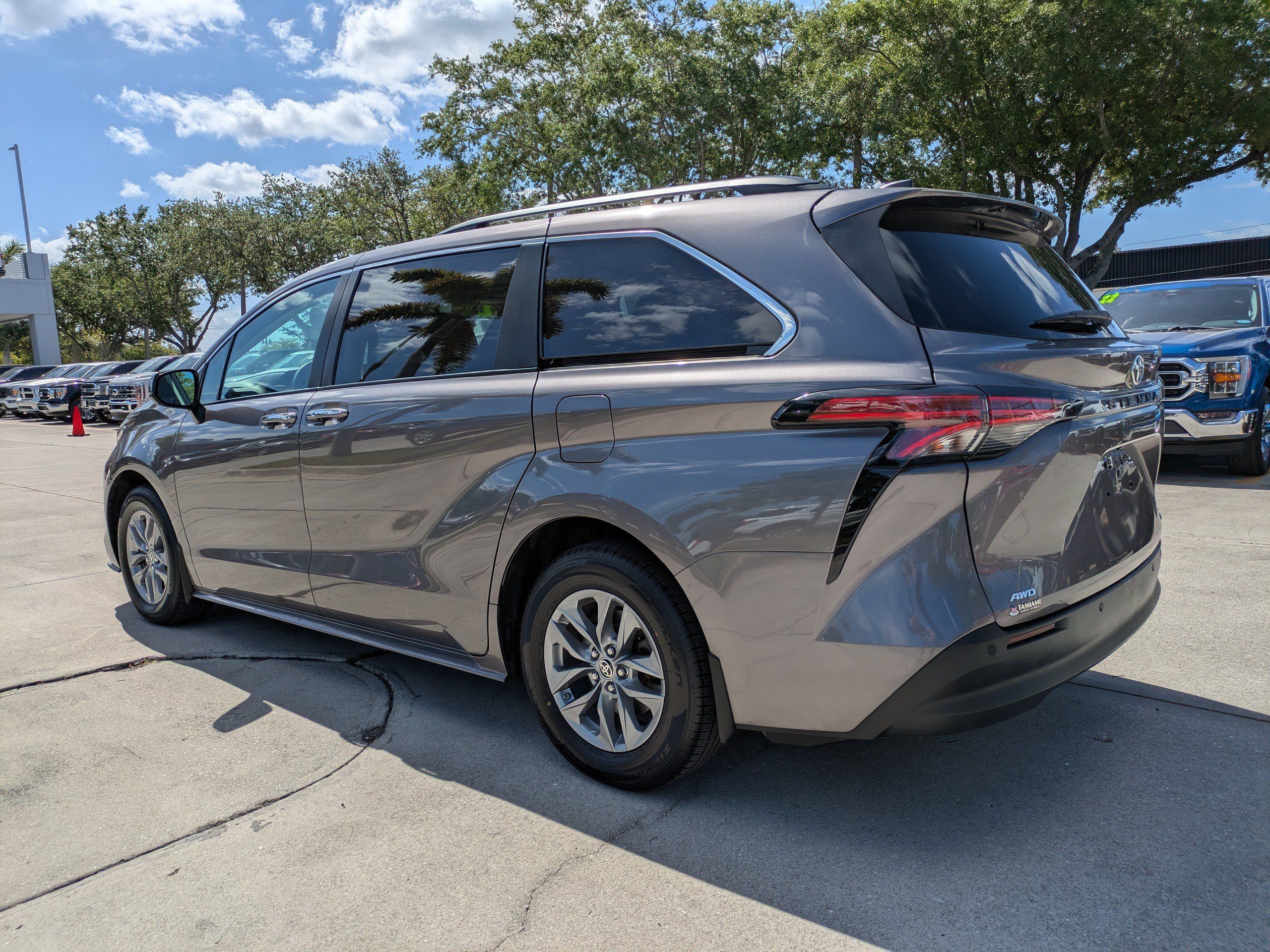 Used 2022 Toyota Sienna XLE AWD/4WD image 6
