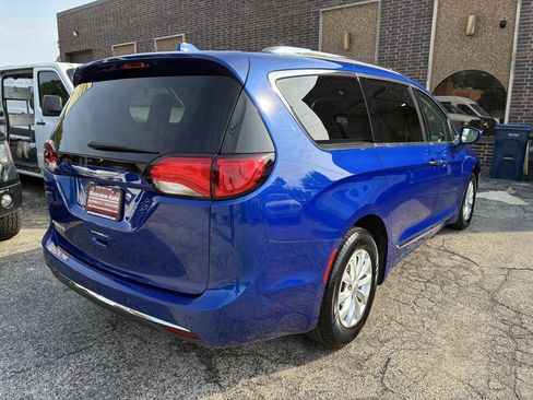 Used 2019 Chrysler Pacifica Touring-L FWD image 6