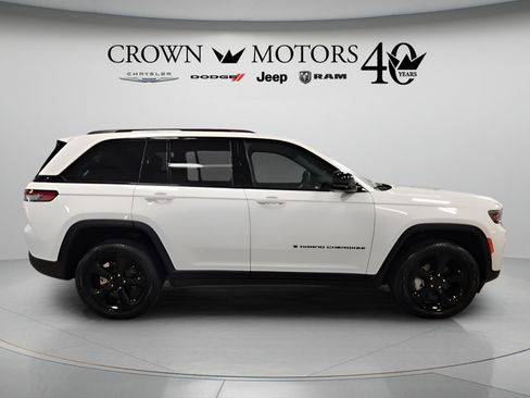 Used 2025 Jeep Grand Cherokee Limited w/ Black Appearance Package AWD/4WD image 2