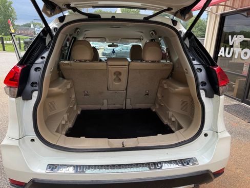 Used 2018 Nissan Rogue SV w/ Premium Package FWD image 19