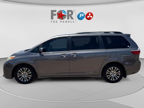 Used 2018 Toyota Sienna XLE w/ XLE Navigation Package FWD image 2