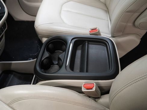 Used 2018 Chrysler Pacifica Touring-L image 22