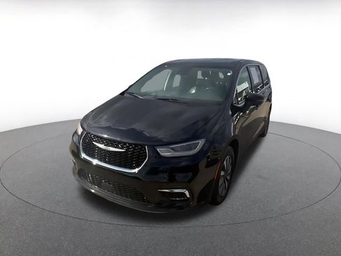 Used 2023 Chrysler Pacifica Touring-L image 7