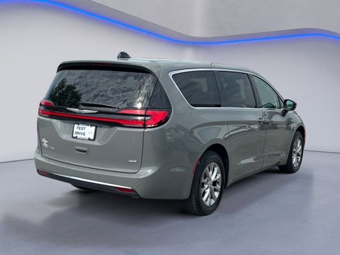 Used 2023 Chrysler Pacifica Touring-L AWD/4WD image 7