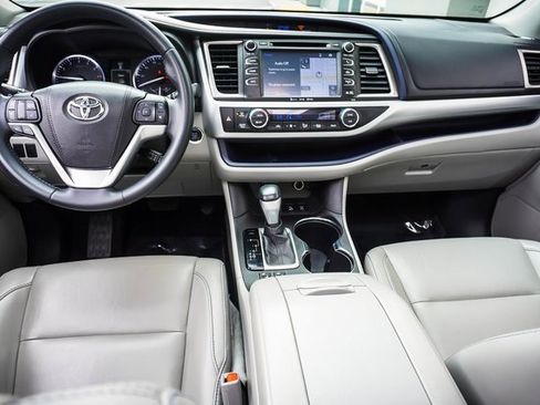 Used 2016 Toyota Highlander XLE image 17