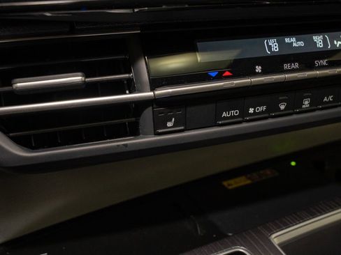 Used 2025 Toyota Sienna XLE image 17