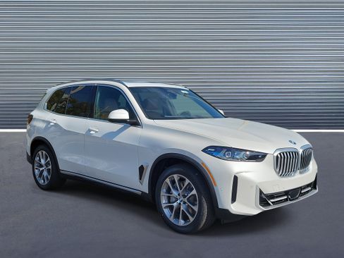 New 2026 BMW X5 xDrive50e image 2