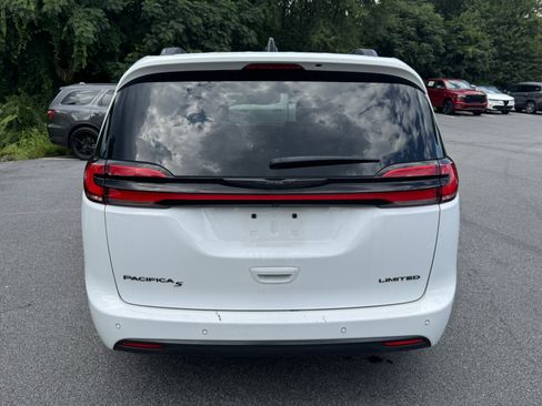 Used 2025 Chrysler Pacifica Limited FWD image 6