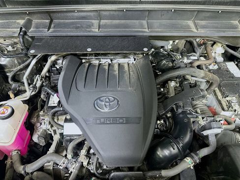 Used 2023 Toyota Highlander XLE image 9