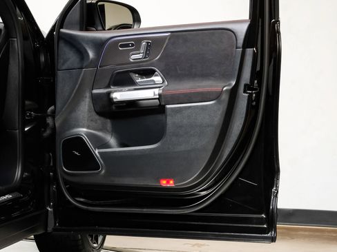 Used 2024 Mercedes-Benz GLB 35 AMG 4MATIC image 40