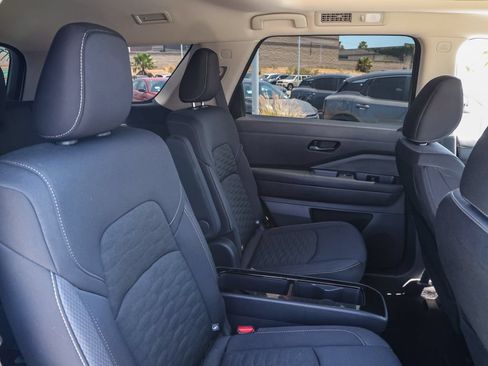 Used 2025 Nissan Pathfinder SV w/ SV Premium Package FWD image 18