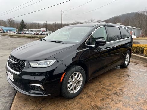 Used 2024 Chrysler Pacifica Touring-L FWD image 2