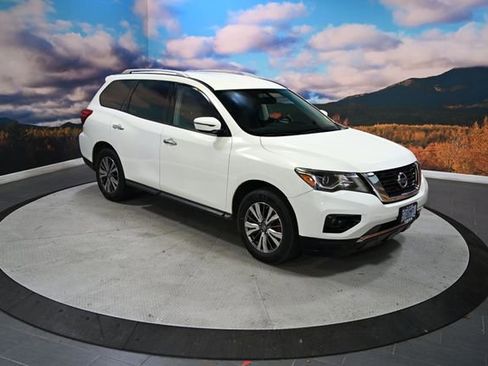 Used 2018 Nissan Pathfinder SV image 1