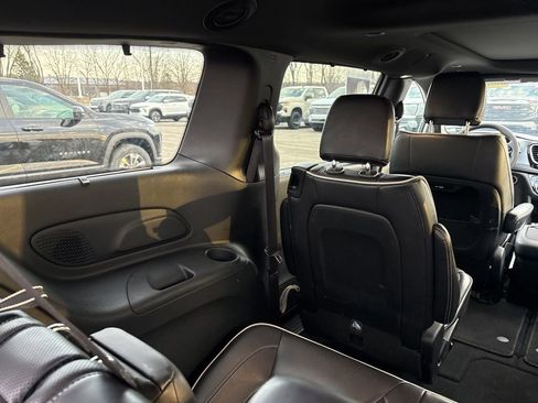 Used 2025 Chrysler Pacifica Limited image 12