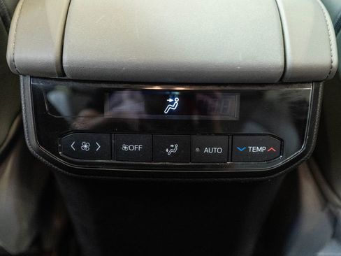 Used 2020 Toyota Highlander XLE AWD/4WD image 33