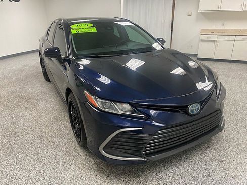 Used 2021 Toyota Camry LE image 3